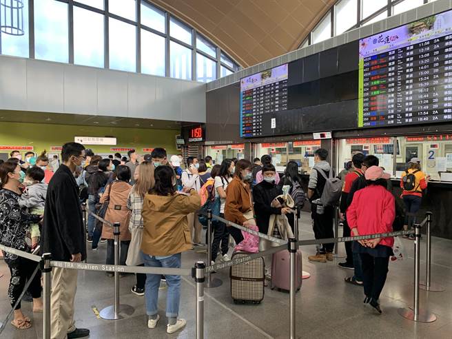 花蓮縣衛生局將在春節假期前後在車站設置疫苗接種站，可隨到隨打。（資料照片／王志偉攝）