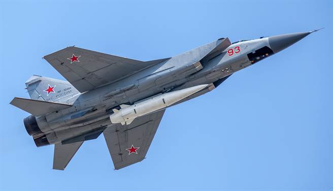 俄羅斯空軍米格（MiG）-31戰機武裝「匕首（Kinzhal）」高超音速空射彈道飛彈的畫面。（達志影像/Shutterstock）