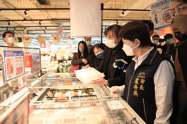卢秀燕今天视察卖场防疫作为，仔细询问业者防疫情形，同时对于一次性手套、个人座位等措施讚不绝口。（陈世宗摄）