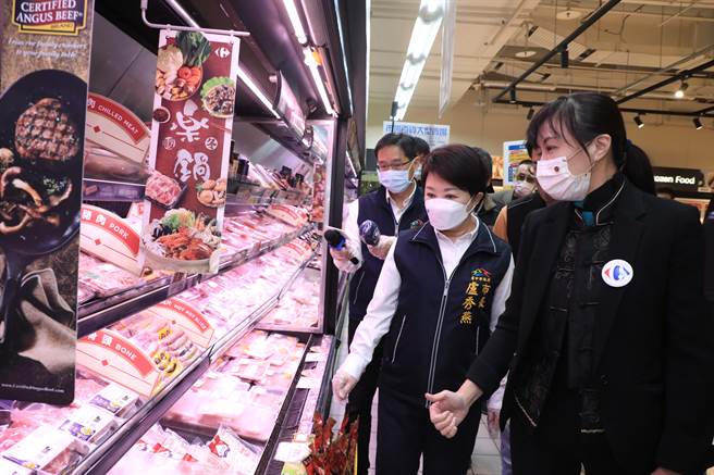 卢秀燕说，这周进入过年採买季节，为确保市民採买防疫安全，也为了解物价是否平稳。（陈世宗摄）