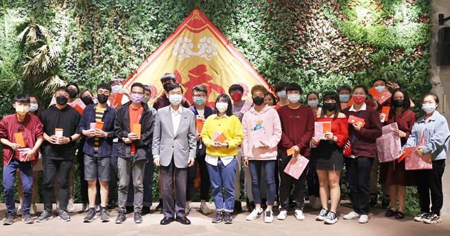屏科大发给因疫情无法返国的马国侨生一人一个红包，让学生感受浓浓年味。（屏科大提供／林和生屏东传真）