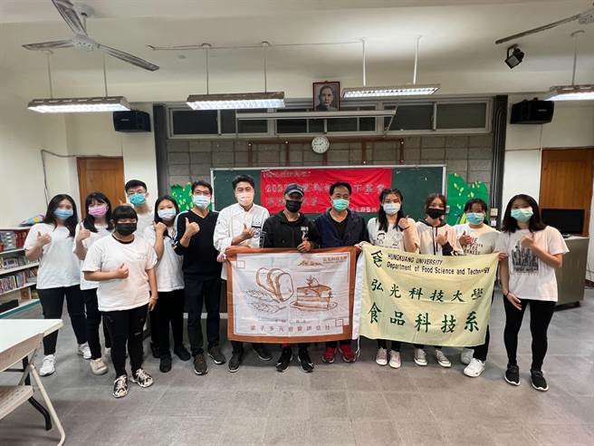 弘光科大菓子多元廚藝烘焙社到水里民和村辦育樂營送物資，與村長、民和國小主任合影。（弘光科大提供／陳淑娥台中傳真）