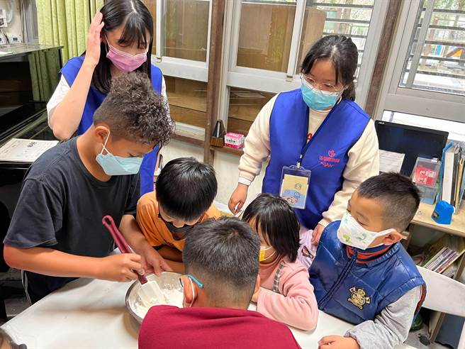 弘光科大菓子多元廚藝烘焙社到水里民和村，分送物資給獨居老人。（弘光科大提供／陳淑娥台中傳真）