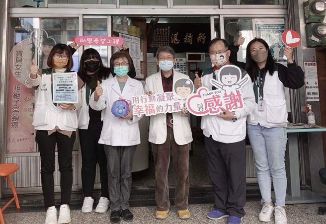 江升洸医师长期捐助嘉义家扶中心的弱势学子。（嘉义家扶中心提供）