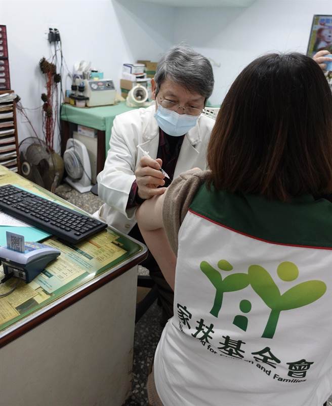 江升洸医师替嘉义家扶中心社工人员施打疫苗。（嘉义家扶中心提供）