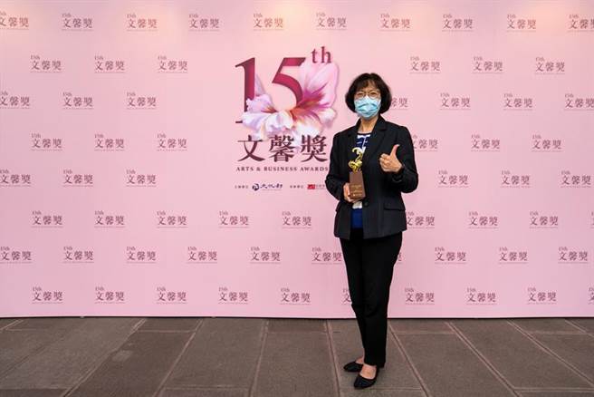 （第一银行文教基金会二度获「文馨奖」肯定，由第一银行副总经理蔡淑慧代表领奖。图／第一银行提供）