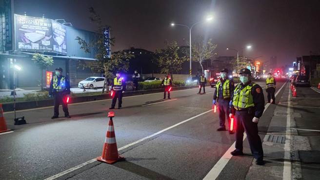 永康警分局取缔酒驾。(警方提供／曹婷婷台南传真)