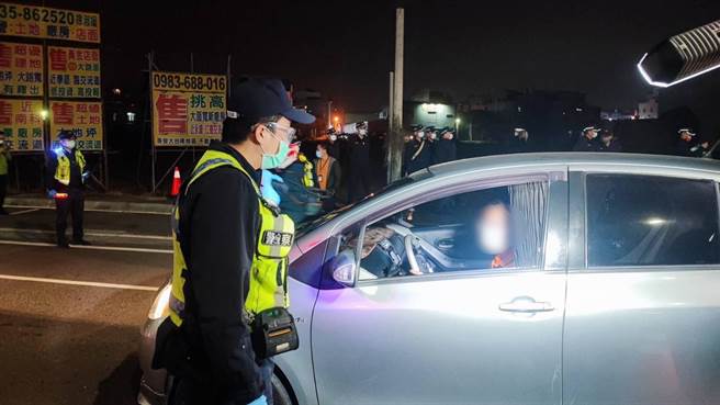 永康警分局取缔酒驾。(警方提供／曹婷婷台南传真)