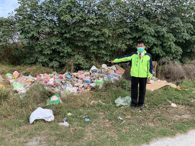 清水自行车道滨海段频传恶臭，市议员杨典忠会勘惊见大甲溪河畔遭倾倒废弃物。（陈淑娥摄）