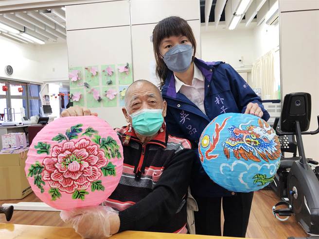 朴子市公所25日邀朴子医院日照中心长辈参与彩绘灯笼，曾从事寺庙彩绘的73岁陈明堂手绘龙、虎图腾更是活灵活现。（朴子市公所提供／吕妍庭嘉义传真）
