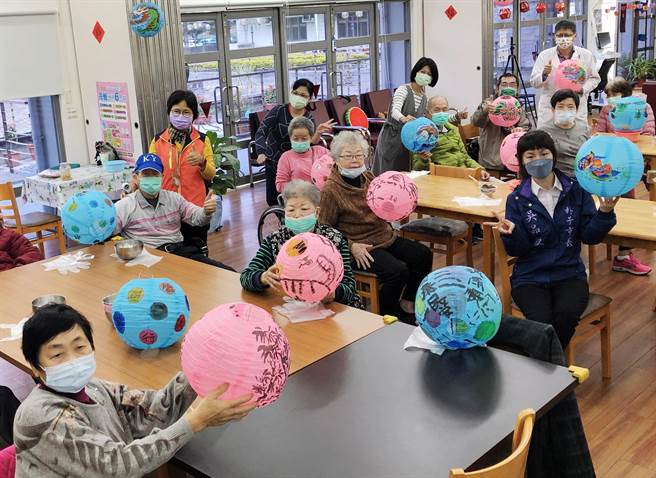 朴子市公所25日邀朴子医院日照中心长辈参与彩绘灯笼。（朴子市公所提供／吕妍庭嘉义传真）