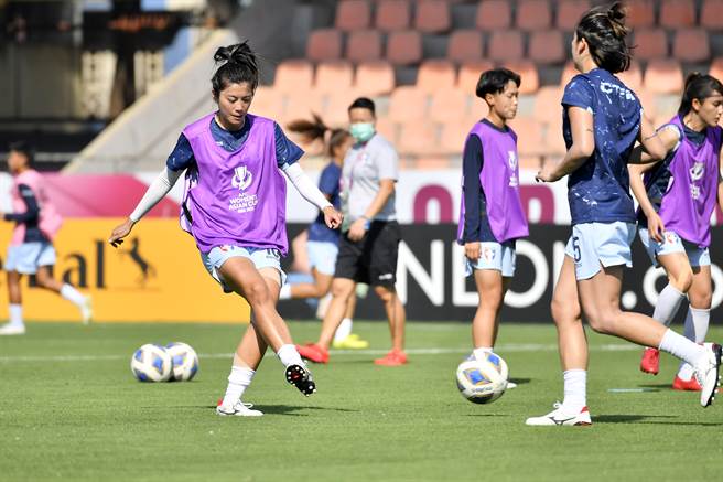 中華女足23日對印度之戰雖然取消，球員仍按計畫完成賽前熱身，左為後為張愫心。（中華足協提供）