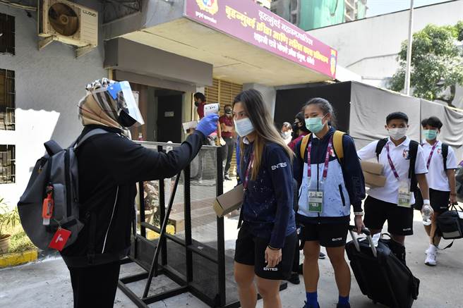中華女足在印度亞洲盃小心防疫，圖為球員23日抵達球場後量測體溫。（中華足協提供）