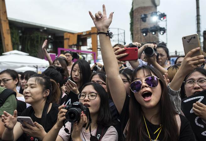 陸網信辦祭春節網路整治專案 嚴打網暴謠言炫富。（中新社提供）
