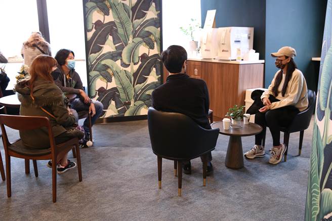 2名在TFC臺北妇产科诊所生殖中心成功怀孕，且植入时的年龄正好都是43岁郑小姐夫妇、黄小姐夫妇，一起分享做试管时的种种经验过程。(陈俊吉摄)