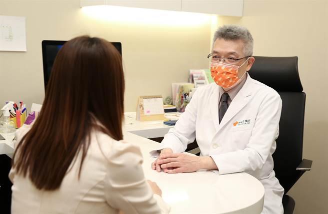 林时羽医师细心的帮不孕者问诊。(陈俊吉摄)