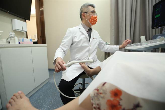 林时羽医师为怀孕初期做阴道超音波(示意图)。(陈俊吉摄)