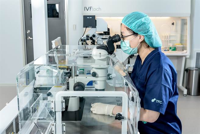 TFC台北妇产科诊所生殖中心胚胎实验室里，设有子宫模拟器，模拟子宫的环境取卵的时候，让卵子一直保持在子宫内环境而部被外界温度影响。(TFC台北妇产科诊所生殖中心提供)