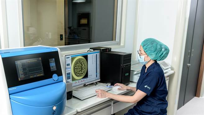 TFC台北妇产科诊所生殖中心内设有胚胎实验室里，用缩时摄影培养箱所内建的摄影机，每10分钟会拍摄一次胚胎影像，全程纪录每颗胚胎细胞分裂的过程，并将照片制成动态影像。(TFC台北妇产科诊所生殖中心提供)