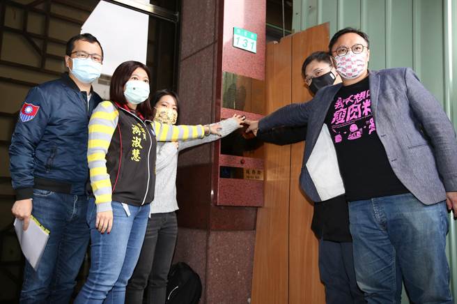 台北市议员罗智强(左起)、游淑慧、徐巧芯及黄士修、郑照新等人质疑林秉枢诓称为国安人员，且金流来源不明，2021年12月7日前往台北地检署按铃告发林秉枢涉嫌违反《洗钱防制法》等罪。（资料照/陈俊吉摄）