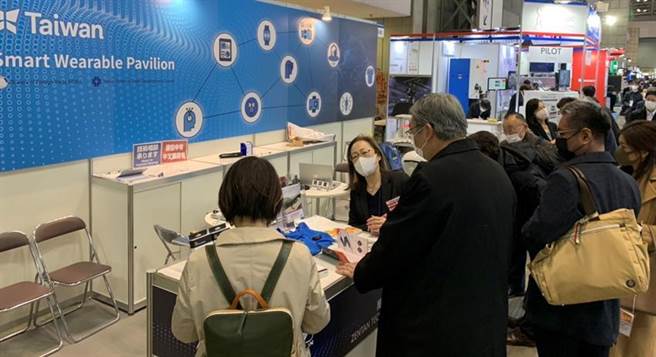 2022年日本国际穿戴式装置科技展臺湾馆，吸引多家买主参观、洽谈。（图／贸协提供）
