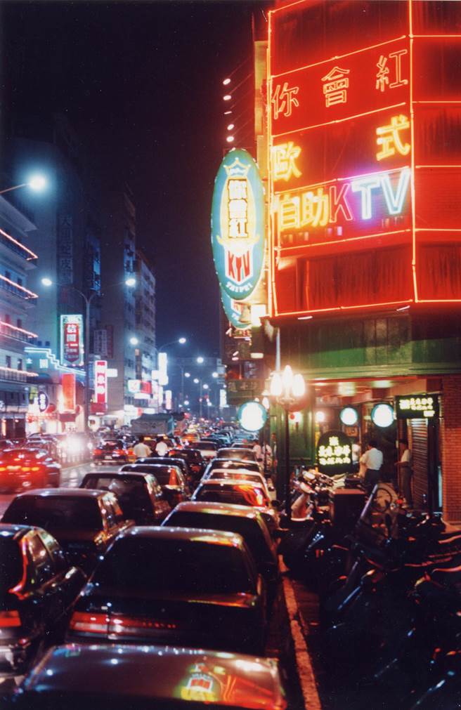 1993年，入夜后，林森北路车水马龙依旧。(图/尖端出版社提供)