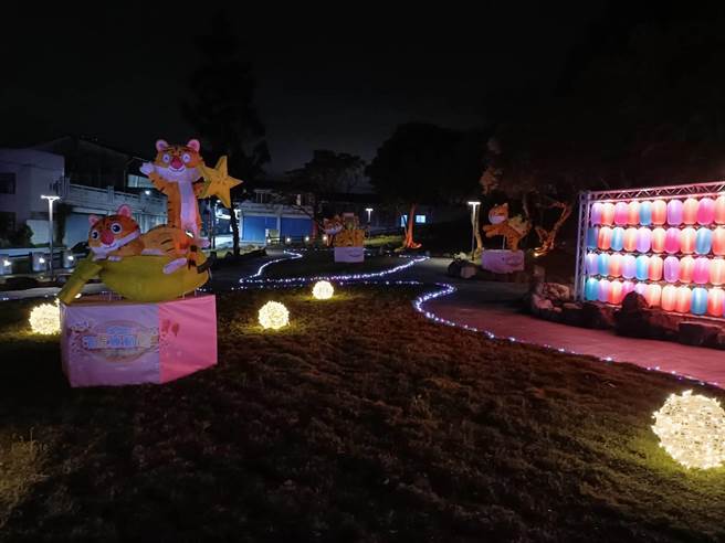 員林燈會活動今年擴大辦理規模，首度將主燈區移至百果山遊樂區，晚間首度試燈，燈區燈景布置令人驚豔。（員林市公所提供／謝瓊雲彰化傳真）