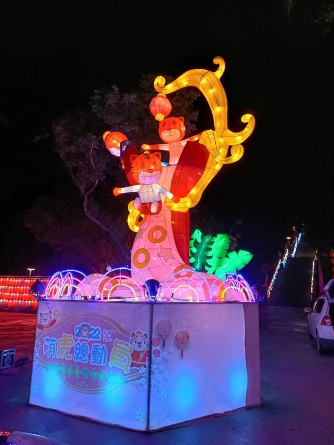 員林燈會活動今年擴大辦理規模，首度將主燈區移至百果山遊樂區，晚間首度試燈，燈區燈景布置令人驚豔。（員林市公所提供／謝瓊雲彰化傳真）