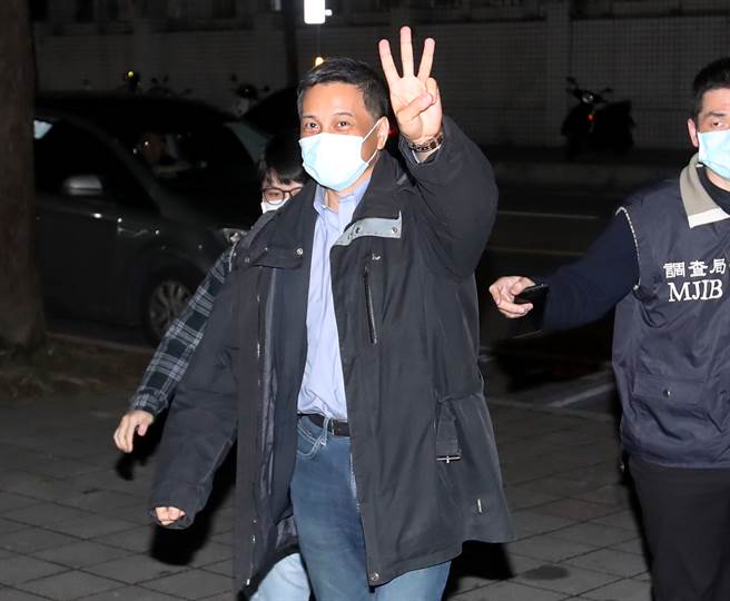 东元电子去年发生经营权争夺战，东元会长黄茂雄与菱光董事长黄育仁父子发生司法大战。东元旗下的联昌电子近日控告黄育仁违反证交法非常规交易罪，台北地检署25日指挥调查局新北市调查处搜索并约谈黄育仁到案，晚间移送台北地检署复讯。（郑任南摄）