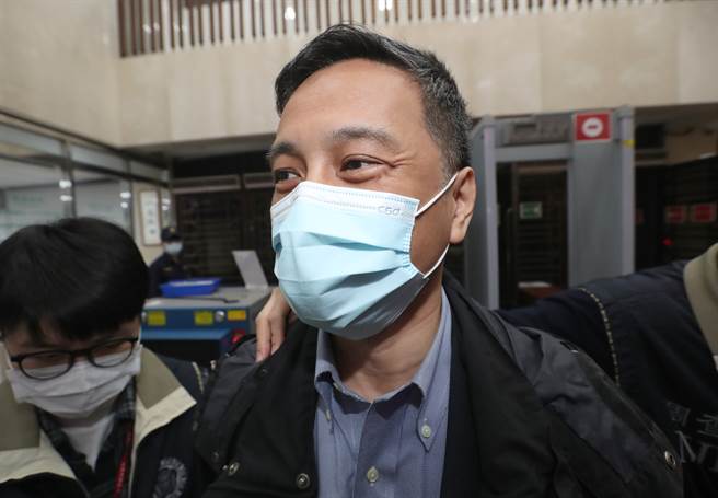 东元电子去年发生经营权争夺战，东元会长黄茂雄与菱光董事长黄育仁父子发生司法大战。东元旗下的联昌电子近日控告黄育仁违反证交法非常规交易罪，台北地检署25日指挥调查局新北市调查处搜索并约谈黄育仁到案，晚间移送台北地检署复讯。（郑任南摄）