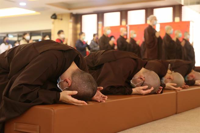 拜愿是灵鹫山特有的除夕守岁活动，虎年将透过网路直播，服务全球信眾。（灵鹫山佛教教团提供）