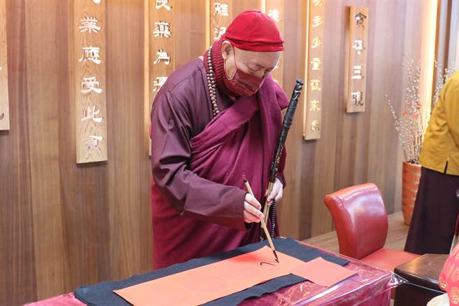 灵鹫山开山住持心道法师写春联。（灵鹫山佛教教团提供）