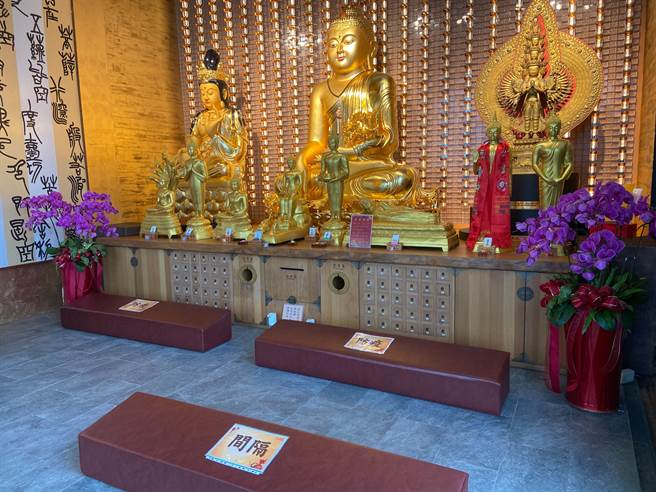 灵鹫山殿堂设置社交距离地标，提醒上山民眾配合防疫措施，让过年走春礼佛更安心。（灵鹫山佛教教团提供）