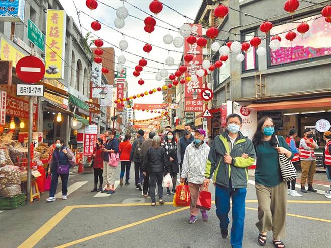 年假天气抢先报，气象局表示，春节假期随着冷空气增强，天气变化快速，全台将先湿后冻。图为台北年货大街。(杨亚璇摄)