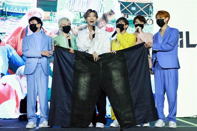 男团「ALL IN 5」25日举办发片记者会，炎亚纶（中）到场助阵。（真星制造研究所提供）
