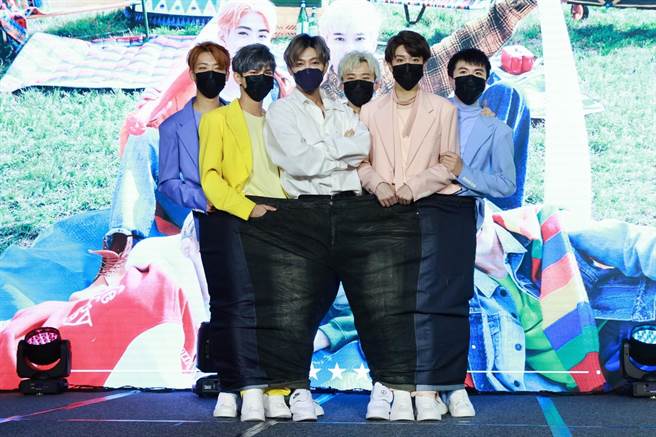 男团「ALL IN 5」25日举办发片记者会，炎亚纶（中）到场助阵。（真星制造研究所提供）