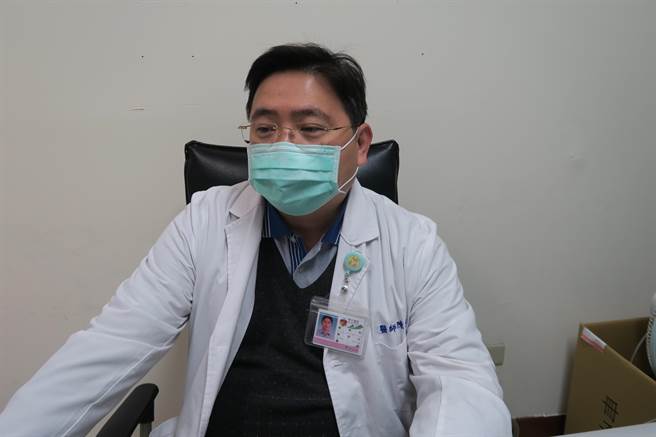 彰化醫院精神科醫師陳羿行指出，身心敏感脆弱的精神官能症患者，面對今年疫情影響、春節症候群的雙重夾擊，身邊的人應該多多給予精神支持，若真的有必要應請專業醫師協助。（謝瓊雲攝）