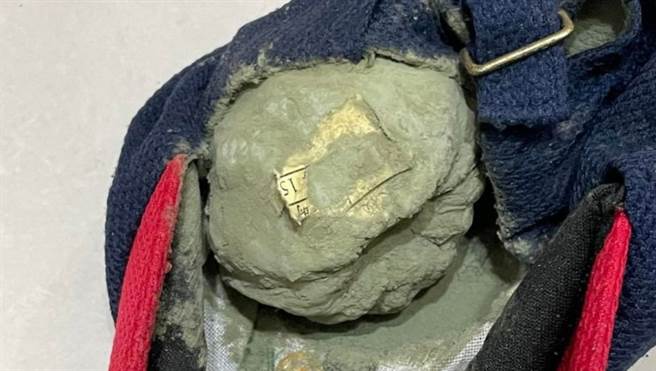 媽媽在小六兒子書包內發現一顆謎樣的綠色大泥球。(圖／家有男孩崩潰日常)