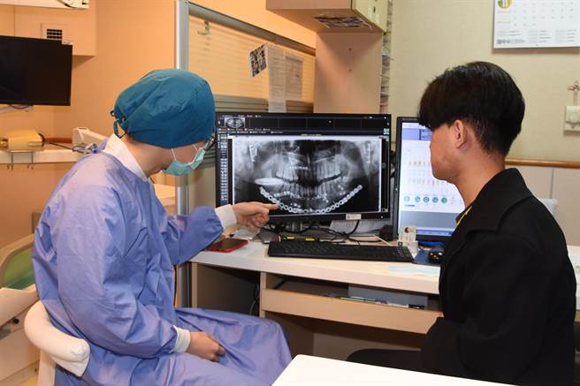 劉姓男大生（右）騎車慘摔自撞電線桿，下巴碎裂骨折、損及顏面，彰基醫師夠過先進的3D模擬重建、3D列印技術，花費長達1天1夜重建他的下顎，如今外型已恢復正常看不出曾受傷，後續仍需要持續練習張嘴鍛鍊下顎肌肉，並定期回診。（彰基提供／謝瓊雲彰化傳真）