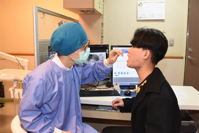 劉姓男大生（右）騎車慘摔自撞電線桿，下巴碎裂骨折、損及顏面，彰基醫師夠過先進的3D模擬重建、3D列印技術，花費長達1天1夜重建他的下顎，如今外型已恢復正常看不出曾受傷，後續仍需要持續練習張嘴鍛鍊下顎肌肉，並定期回診。（彰基提供／謝瓊雲彰化傳真）