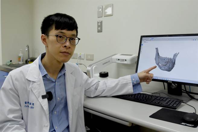 口腔口腔顎面外科主治醫師許家浚，透過3D模擬技術及醫療3D列印輔助，重建劉同學下顎。（彰基提供／謝瓊雲彰化傳真）