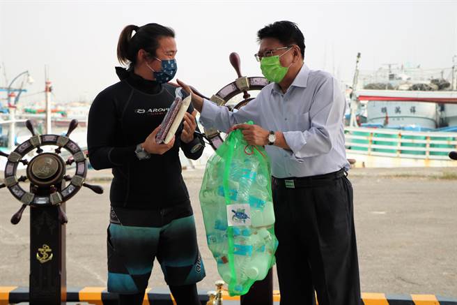 屏縣府為鼓勵漁民回收海廢，特以兌換屏東在地農產品為鼓勵誘因，兌換活動將於2月15日起跑，不少潛水員也加入其中。（謝佳潾攝）