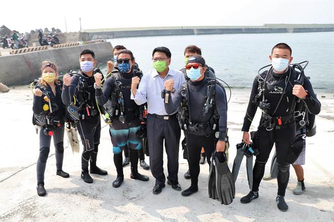 屏縣府為鼓勵漁民回收海廢，特以兌換屏東在地農產品為鼓勵誘因，兌換活動將於2月15日起跑，不少潛水員也加入其中。（謝佳潾攝）