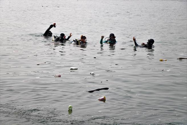 屏縣府為鼓勵漁民回收海廢，特以兌換屏東在地農產品為鼓勵誘因，兌換活動將於2月15日起跑，不少潛水員也加入其中。（謝佳潾攝）