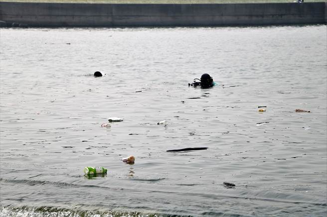 屏縣府為鼓勵漁民回收海廢，特以兌換屏東在地農產品為鼓勵誘因，兌換活動將於2月15日起跑，不少潛水員也加入其中。（謝佳潾攝）