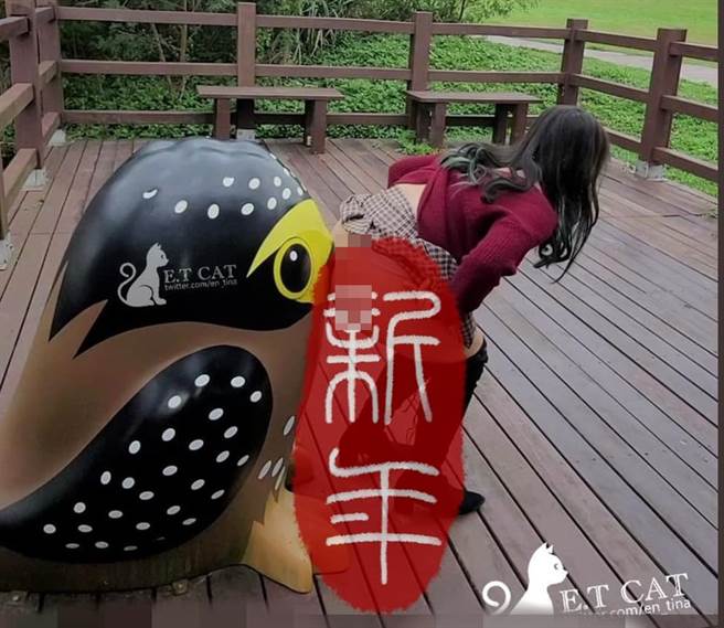 1名女网友在莺歌山水步道上当眾掀开裙子，露出屁股紧贴一旁鸟形装置艺术的「鸟嘴」，之后还大喇喇PO在Twitter上供人欣赏。（翻摄自脸书「爆料公社」）
