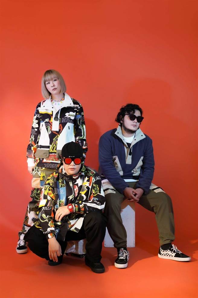 怕胖团成员大宝、闪亮、老外（左起），身着WEAVISM织本主义展现潮流时尚魅力。（摄影/石智中、 妆髮/金沚函、陈宛琦）
