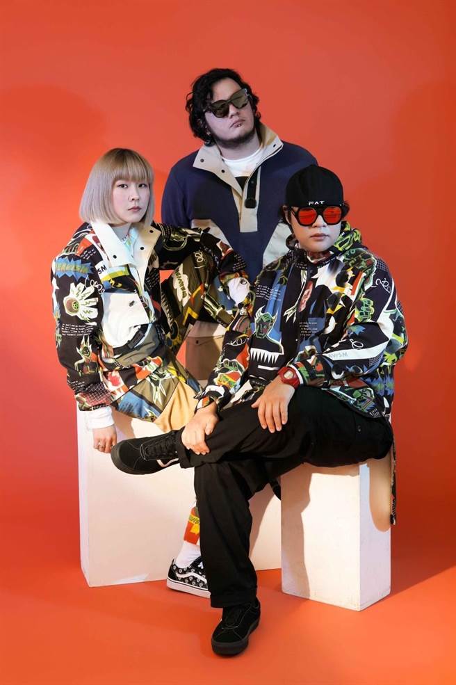 怕胖团成员大宝、闪亮、老外（左起），身着WEAVISM织本主义展现潮流时尚魅力。（摄影/石智中、 妆髮/金沚函、陈宛琦）