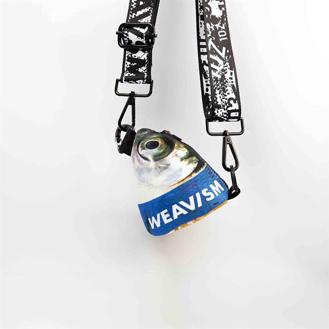 WEAVISM织本主义MILKFISH 迷你鱼头包，980元。（WEAVISM织本主义提供）