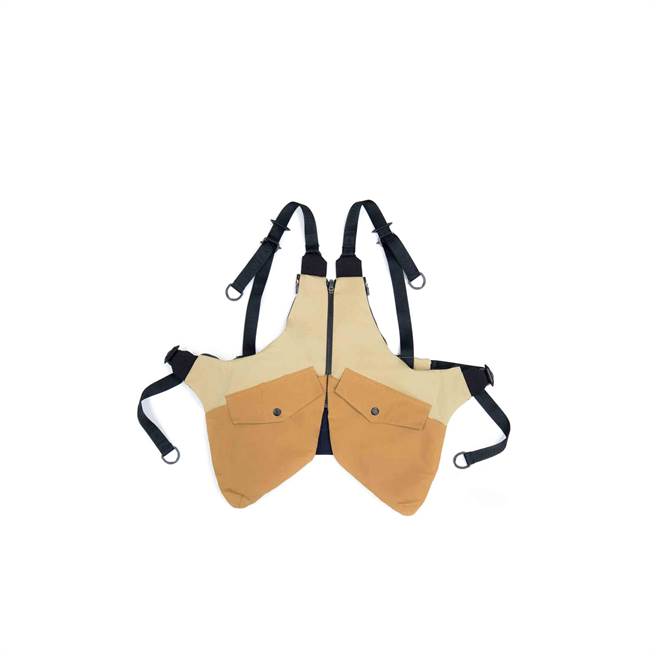 WEAVISM织本主义「肺结合」机能背心包-沙褐，3960元。（WEAVISM织本主义提供）